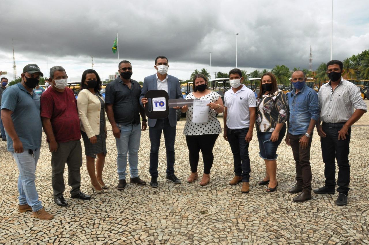 PREFEITURA DE CRIXÁS RECEBEU UMA PÁ CARREGADEIRA E UM TRATOR